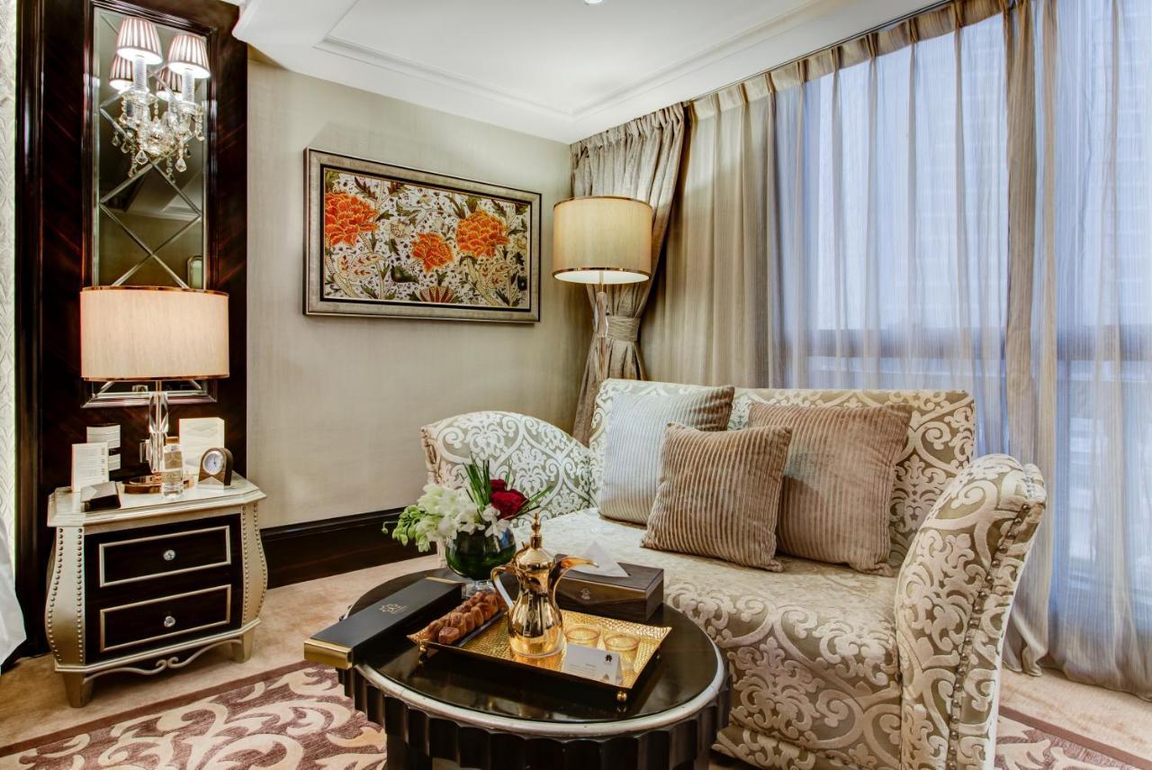Narcissus Riyadh Hotel & Spa Exteriér fotografie A living room in a suite at the Ritz-Carlton, DIFC